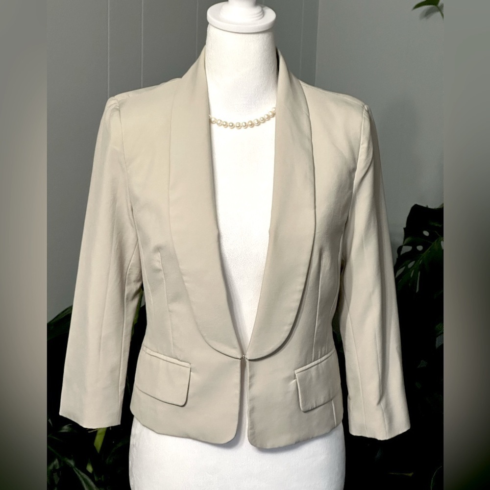 🛍️ light tan 3/4 sleeve cropped blazer jacket excellent condition.